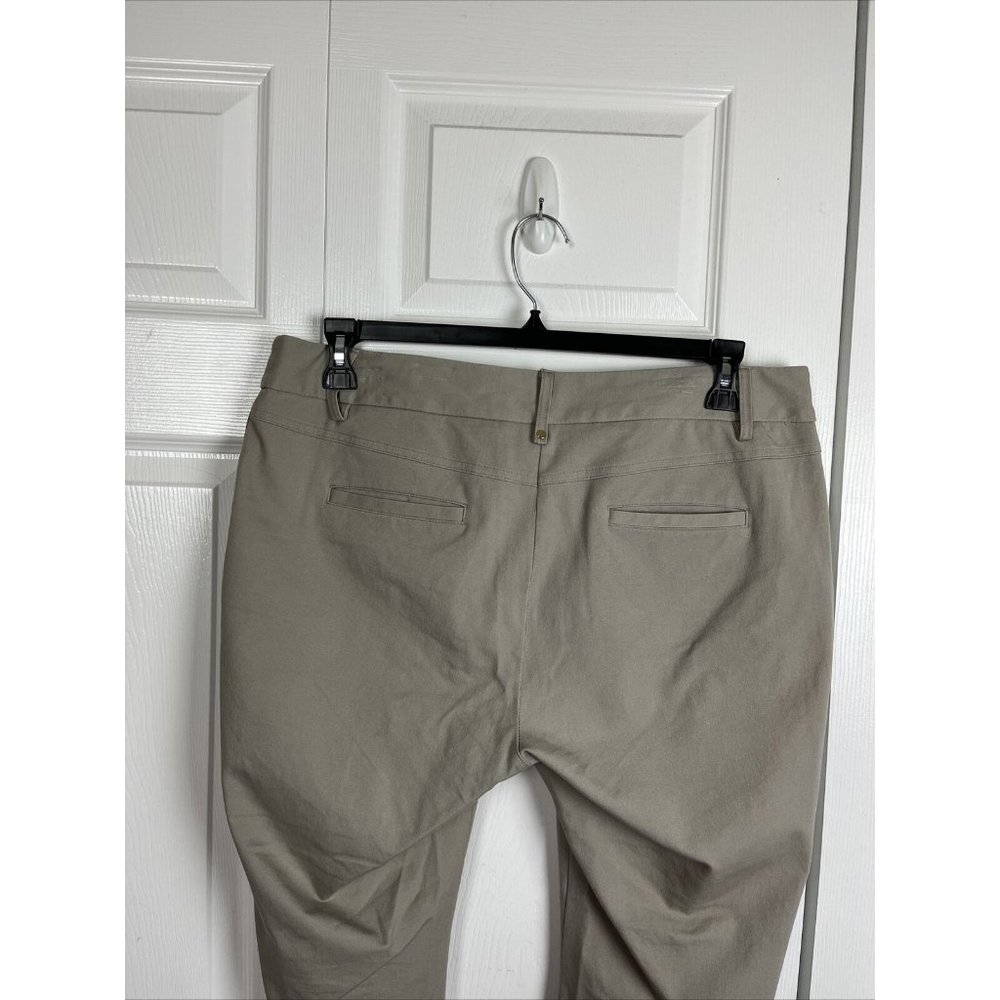 Alfani Woman's Twill Cotton Blend Flat Front Hidden Closure Capris Size 14 - Picture 4 of 10